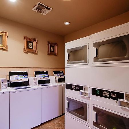 Oyo Pinewood Inn & Suites Silsbee Екстериор снимка