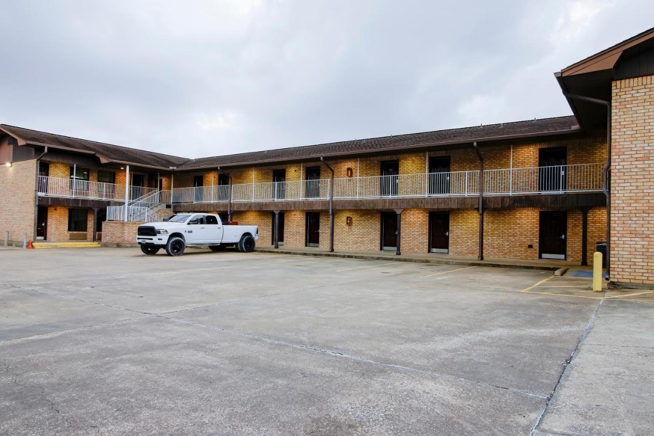 Oyo Pinewood Inn & Suites Silsbee Екстериор снимка