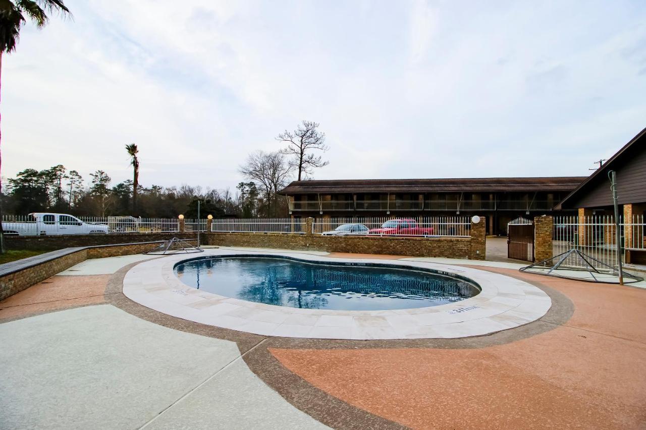 Oyo Pinewood Inn & Suites Silsbee Екстериор снимка