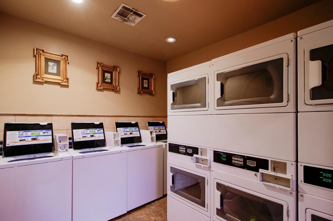 Oyo Pinewood Inn & Suites Silsbee Екстериор снимка