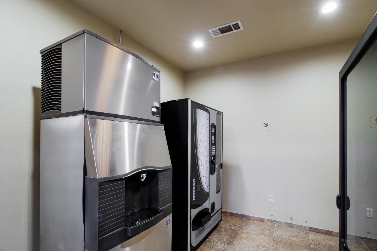 Oyo Pinewood Inn & Suites Silsbee Екстериор снимка