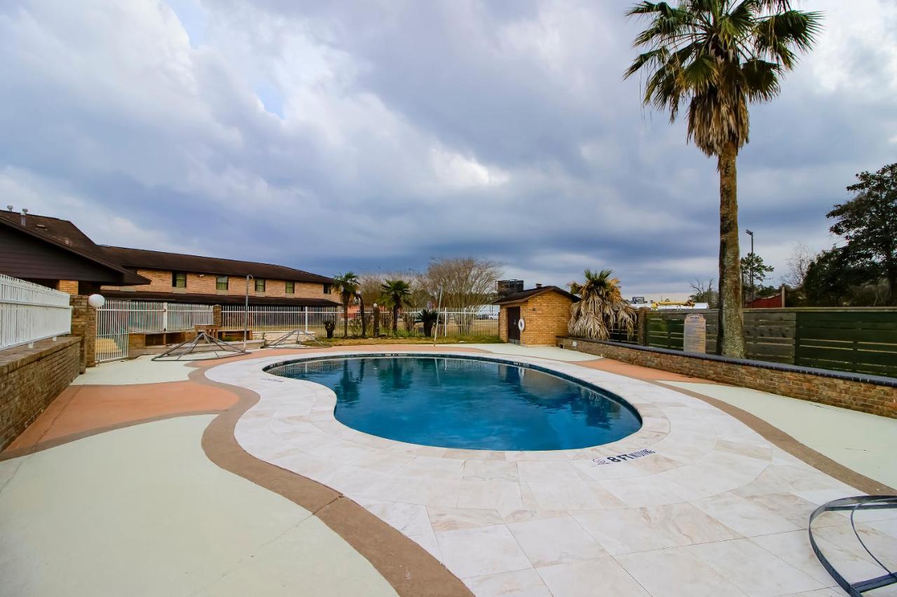 Oyo Pinewood Inn & Suites Silsbee Екстериор снимка
