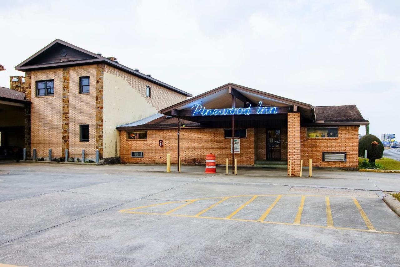Oyo Pinewood Inn & Suites Silsbee Екстериор снимка