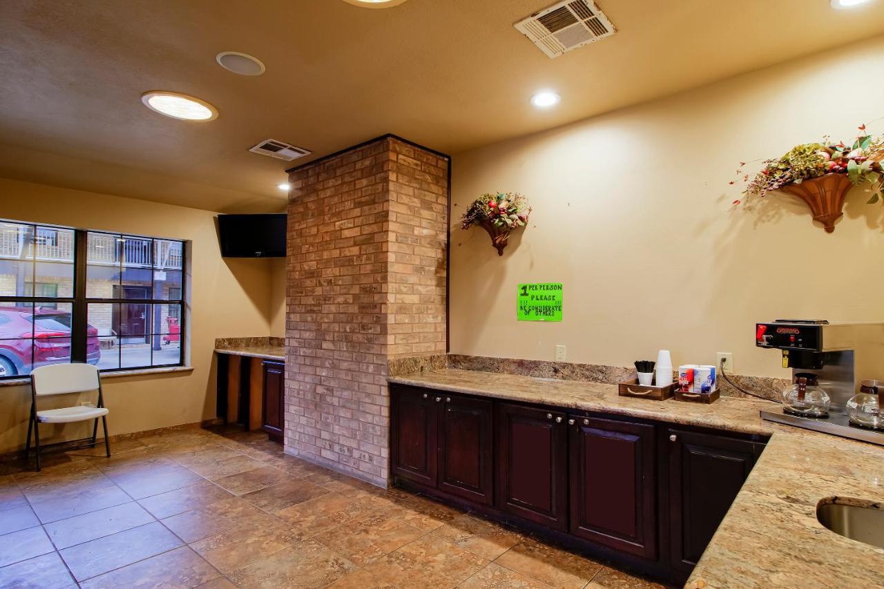 Oyo Pinewood Inn & Suites Silsbee Екстериор снимка