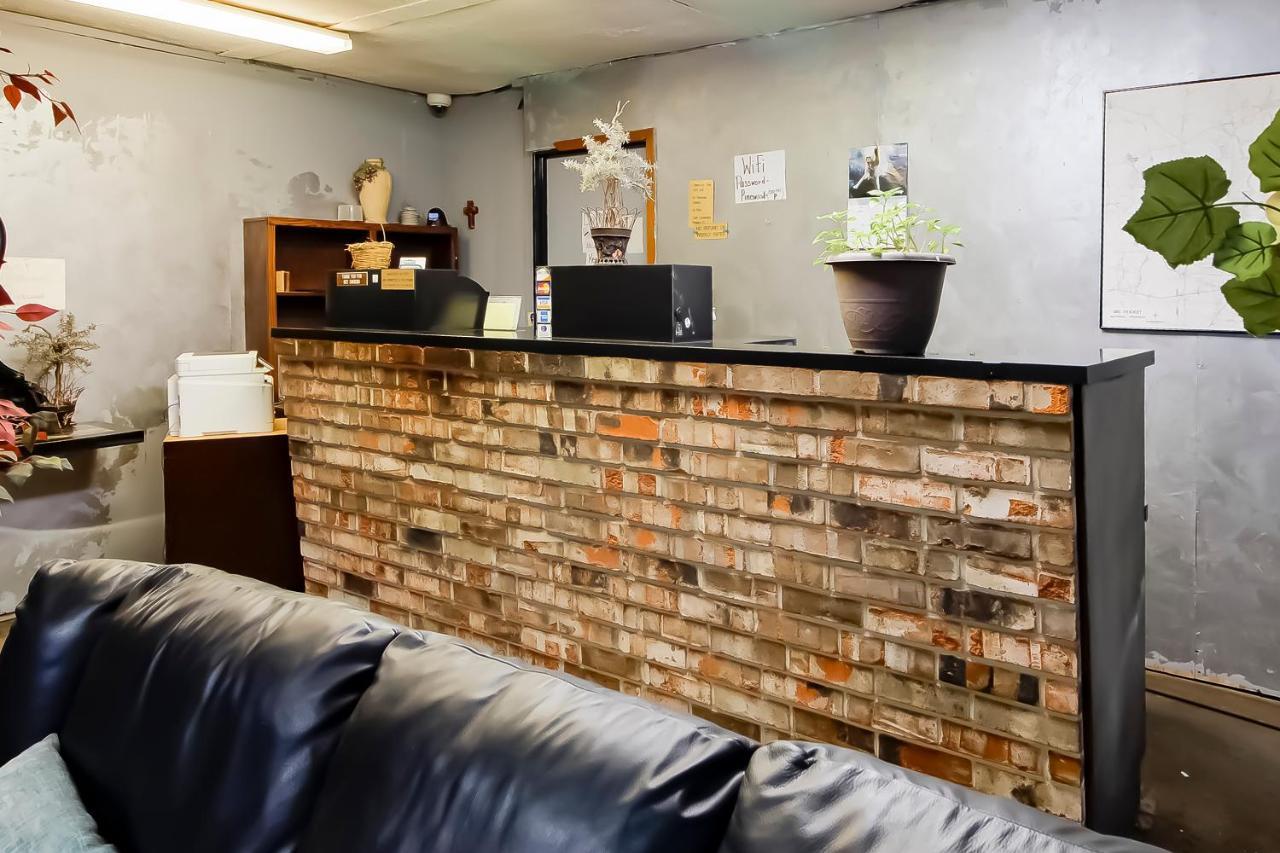 Oyo Pinewood Inn & Suites Silsbee Екстериор снимка