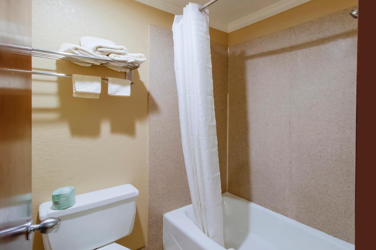 Oyo Pinewood Inn & Suites Silsbee Екстериор снимка