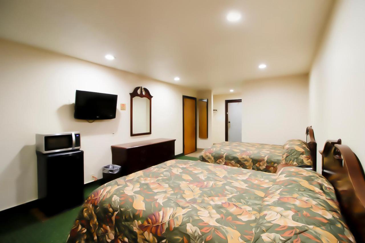 Oyo Pinewood Inn & Suites Silsbee Екстериор снимка