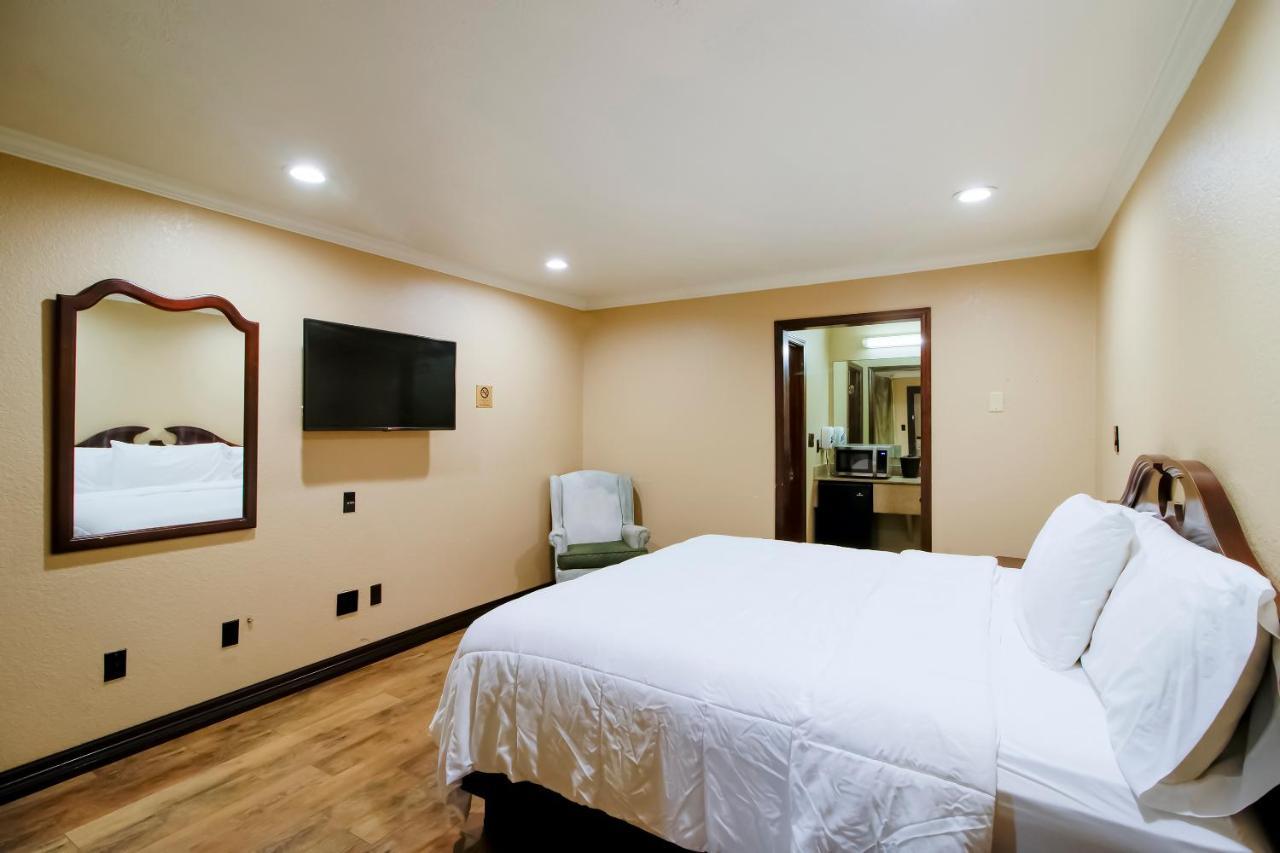 Oyo Pinewood Inn & Suites Silsbee Екстериор снимка