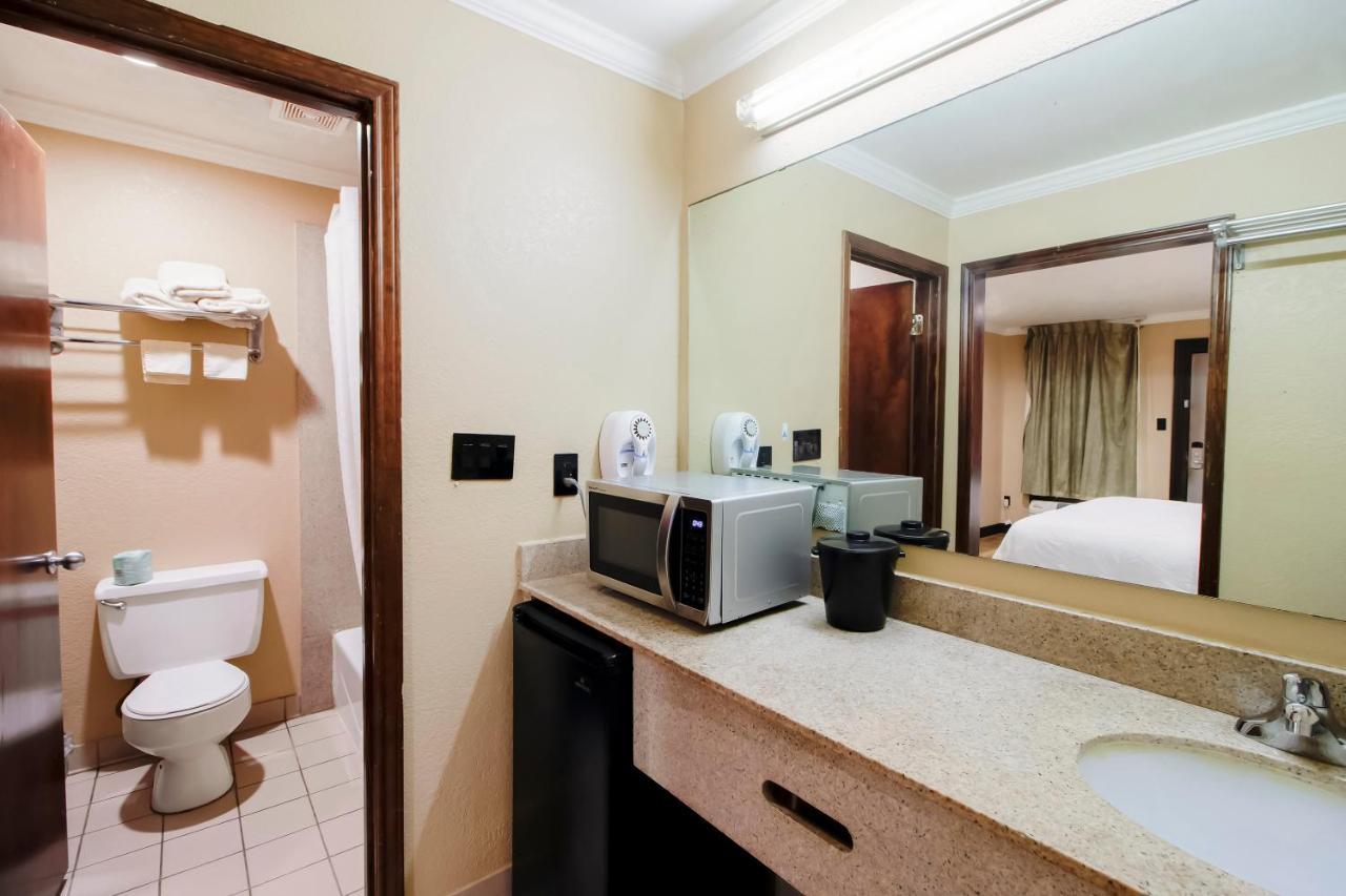 Oyo Pinewood Inn & Suites Silsbee Екстериор снимка