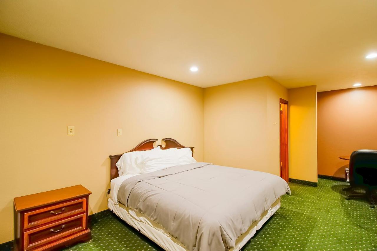 Oyo Pinewood Inn & Suites Silsbee Екстериор снимка