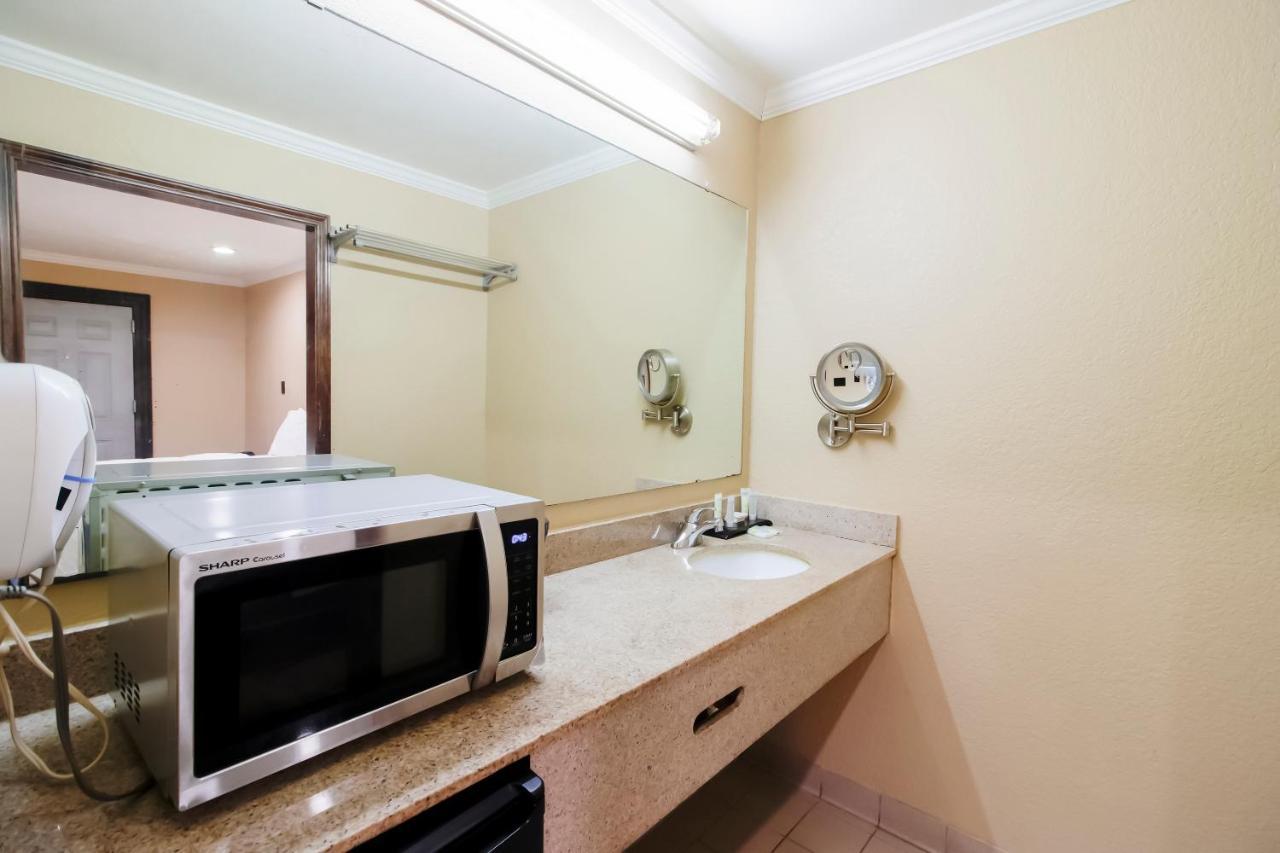 Oyo Pinewood Inn & Suites Silsbee Екстериор снимка