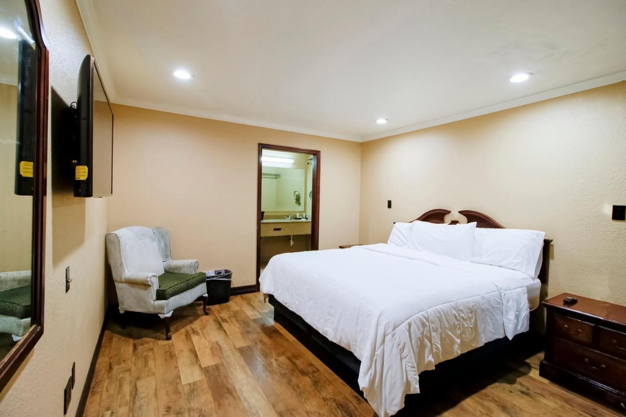 Oyo Pinewood Inn & Suites Silsbee Екстериор снимка