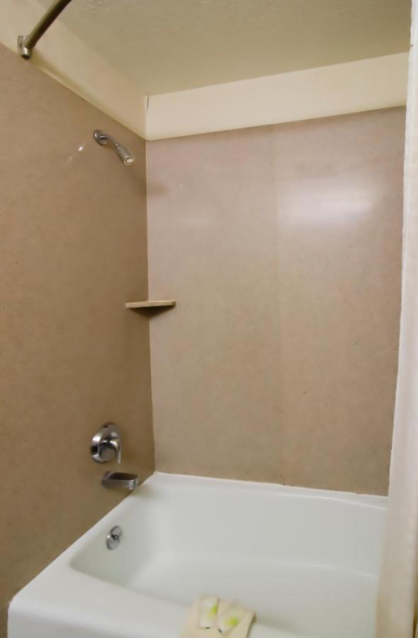 Oyo Pinewood Inn & Suites Silsbee Екстериор снимка