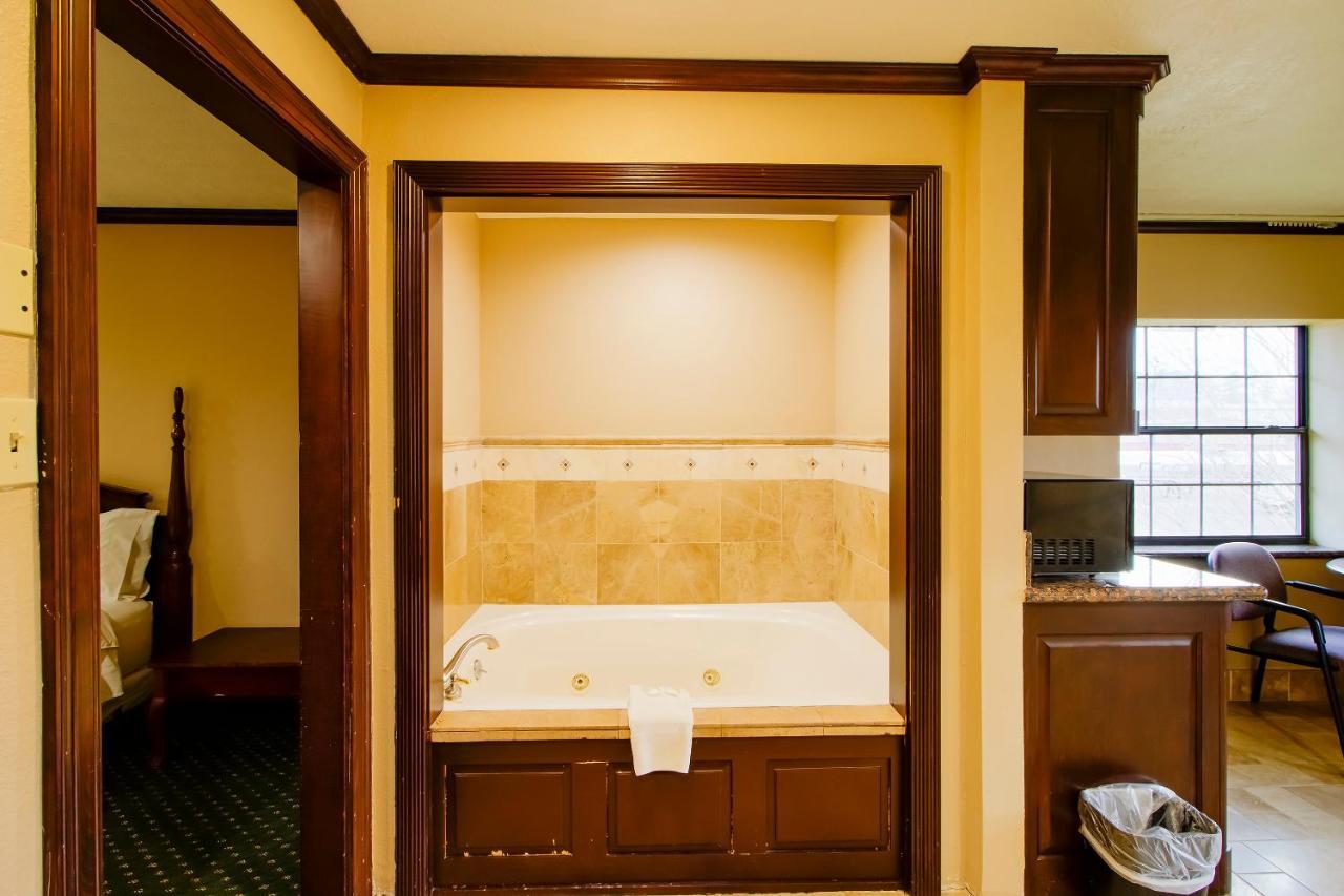 Oyo Pinewood Inn & Suites Silsbee Екстериор снимка