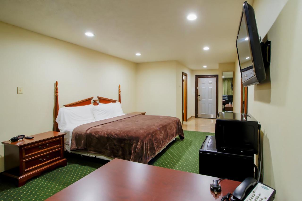Oyo Pinewood Inn & Suites Silsbee Екстериор снимка