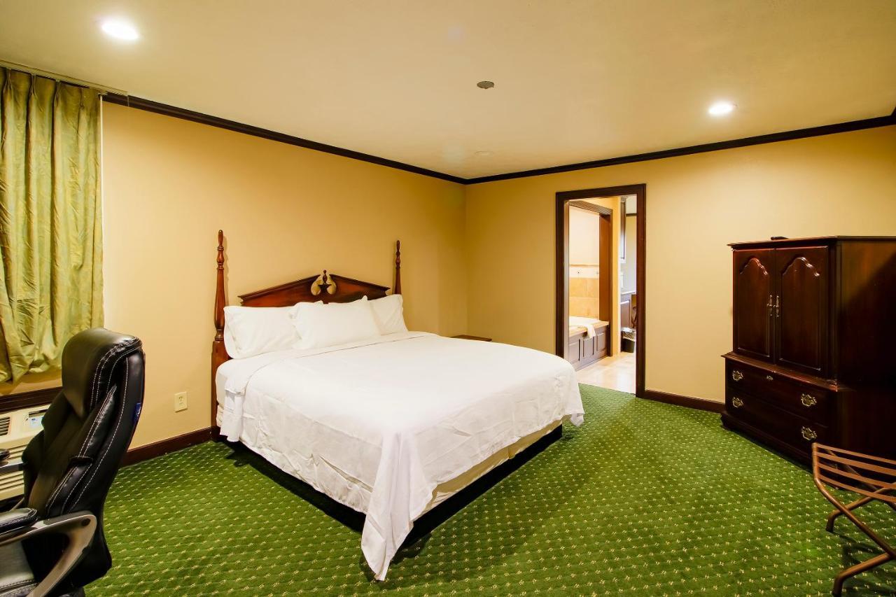 Oyo Pinewood Inn & Suites Silsbee Екстериор снимка
