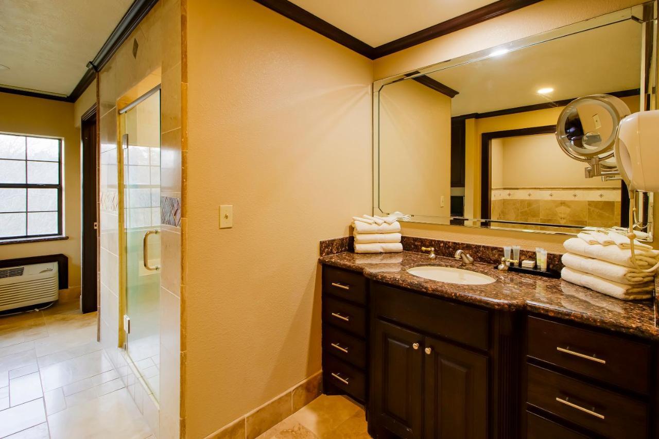 Oyo Pinewood Inn & Suites Silsbee Екстериор снимка