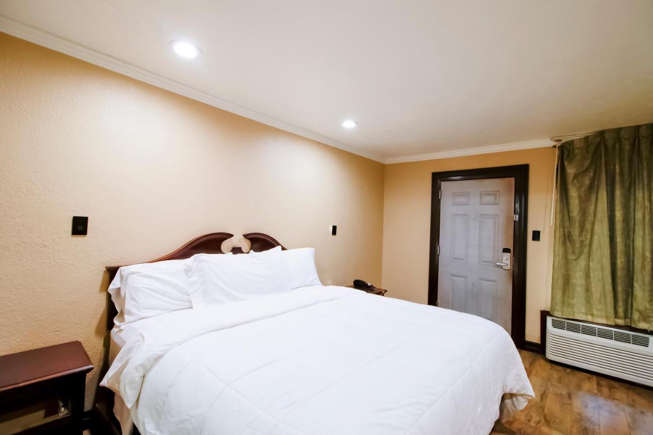 Oyo Pinewood Inn & Suites Silsbee Екстериор снимка
