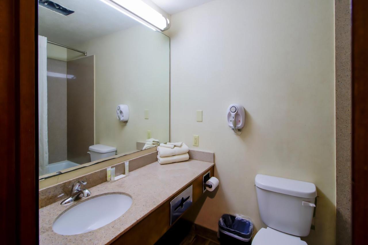 Oyo Pinewood Inn & Suites Silsbee Екстериор снимка
