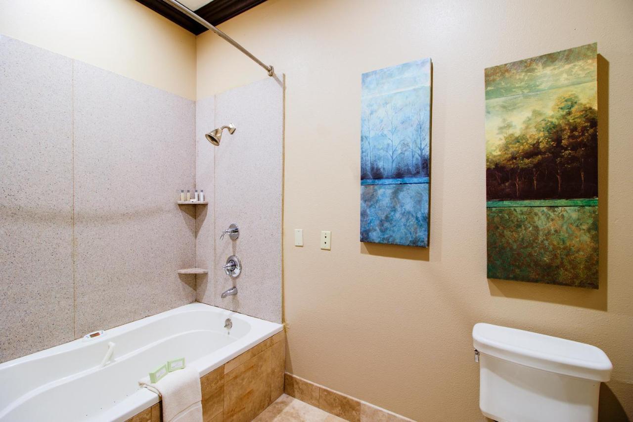Oyo Pinewood Inn & Suites Silsbee Екстериор снимка