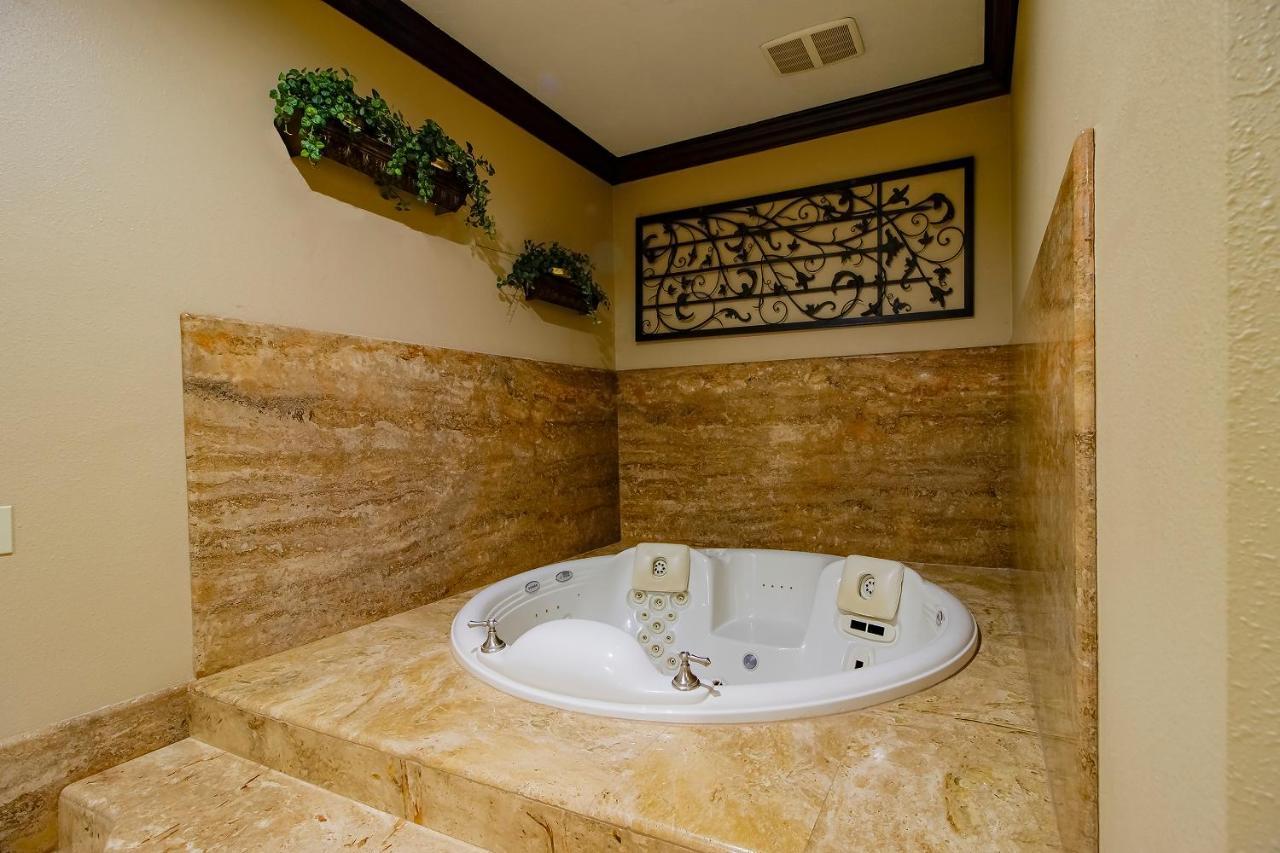 Oyo Pinewood Inn & Suites Silsbee Екстериор снимка