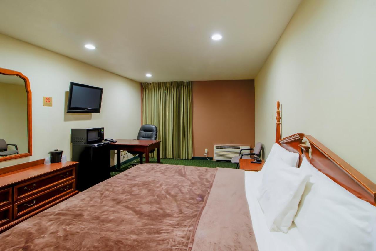 Oyo Pinewood Inn & Suites Silsbee Екстериор снимка